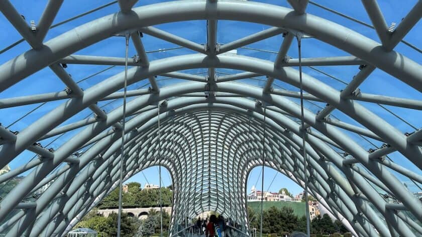 Doen in Tbilisi in Georgië, Bridge of Peace detail