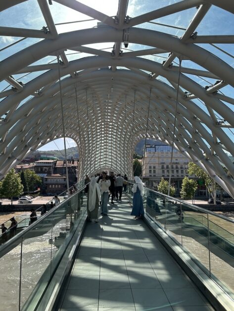 Georgië, Tbilisi, Bridge of Peace staand