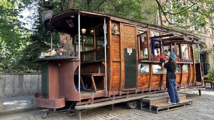 Georgië, Tbilisi, drankjes oude wagon