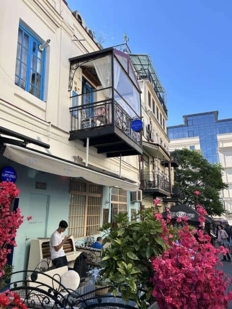 Georgië, Tbilisi, straat bougainvillea