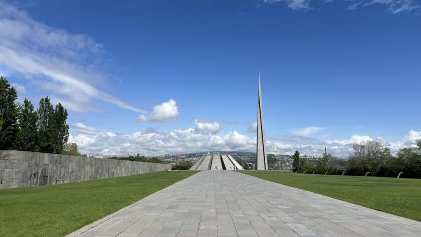 Hoogtepunten Armenië, Yerevan, Armenian Genocide Memorial and Museum uitzicht op stad