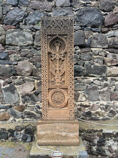 Rondreis Armenië, Geghard klooster, kruis ingang