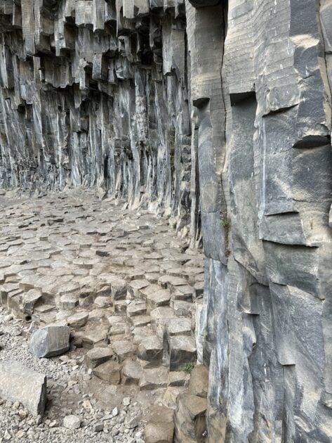 Rondreis Armenië, Symphony of Stone basaltblokken grond