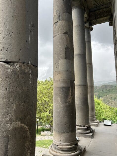 Rondreis Armenië, Tempel van Garni, pilaren