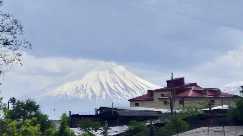 Rondreis Armenië, Yerevan, uitzicht op de berg Ararat in Turkije