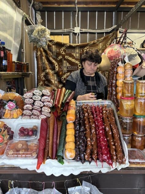 Rondreis Armenie kraampje bij Tempel van Garni