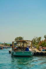 Akyaka, Lycische kust, Turkije, boot op blauw water