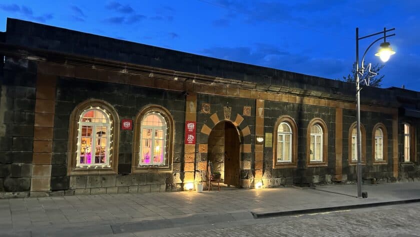 Armenië, Gjoemri, Syrisch restaurant Al Ahwaz buiten