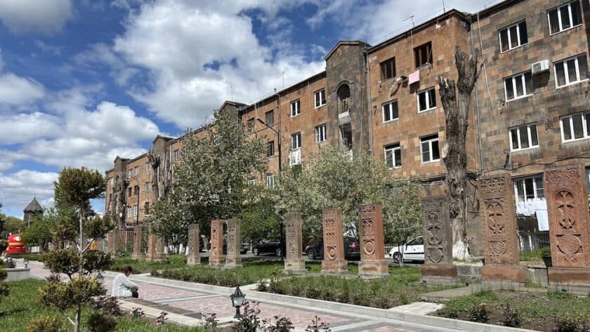Doen in Gjoemri, Armenië, gebouwen en kruisen Vardanants Square
