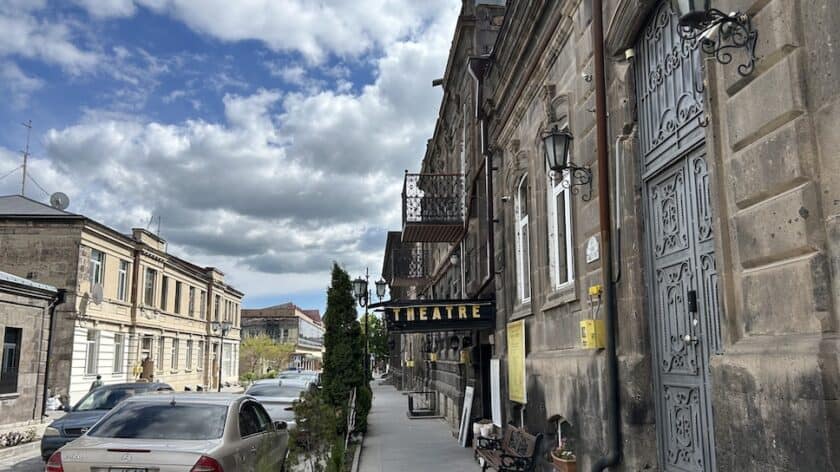 Armenië, Gjoemri, straatje theater