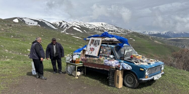 Armenië, Orbelian's Caravanserai, lada met spullen banner