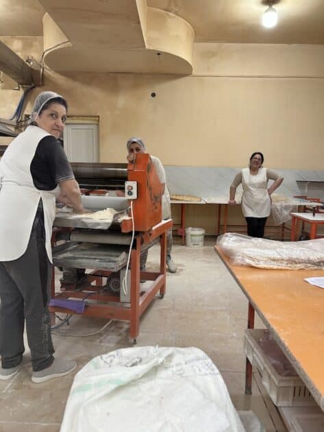 Armenië, bakkerij, dames brood kneden