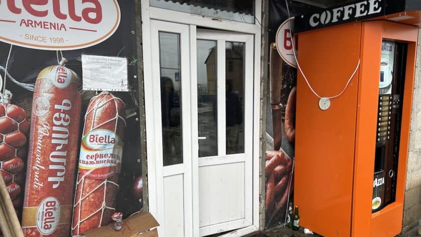 Armenië, supermarktjes bij grensovergang Georgië, buiten koffie automaat