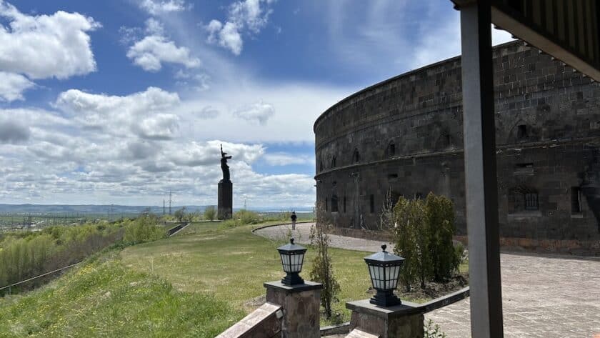 Armenië, zwarte fort Sev Berd, Gjoemri, met beeld moeder Armenië