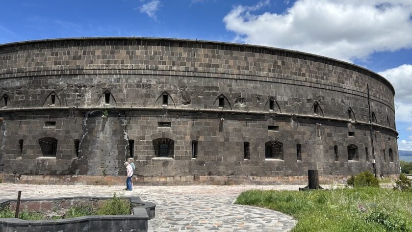 Doen in Gjoemri in Armenië, zwarte fort Sev Berd 