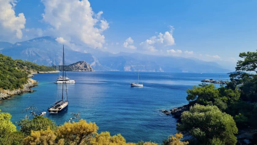Fethiye, Lycische kust, Turkije, boten op water met bergen op achtergrond