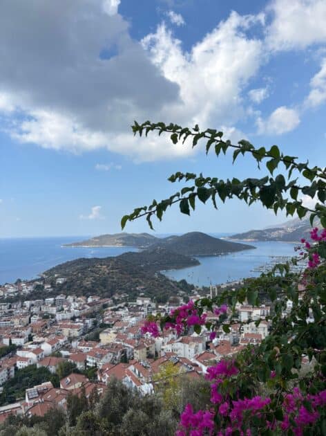 Kaş, Turkije, uitzicht op witte huisjes met bougainvillea