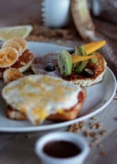 Marokkaans ontbijt in Rabat, Marokko, eieren pannenkoeken