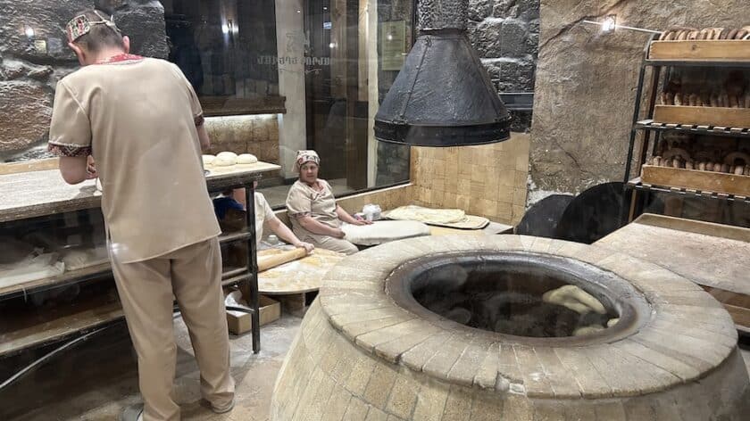 Typisch Armeense gerechten, lavash kleioven in Taverna Yerevan, Armenië
