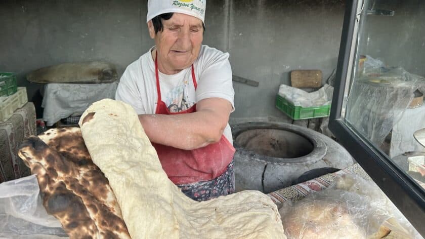 Typisch Armeense gerechten, vrouw maakt lavash brood bij Saghmosavank Monastery, Armenië