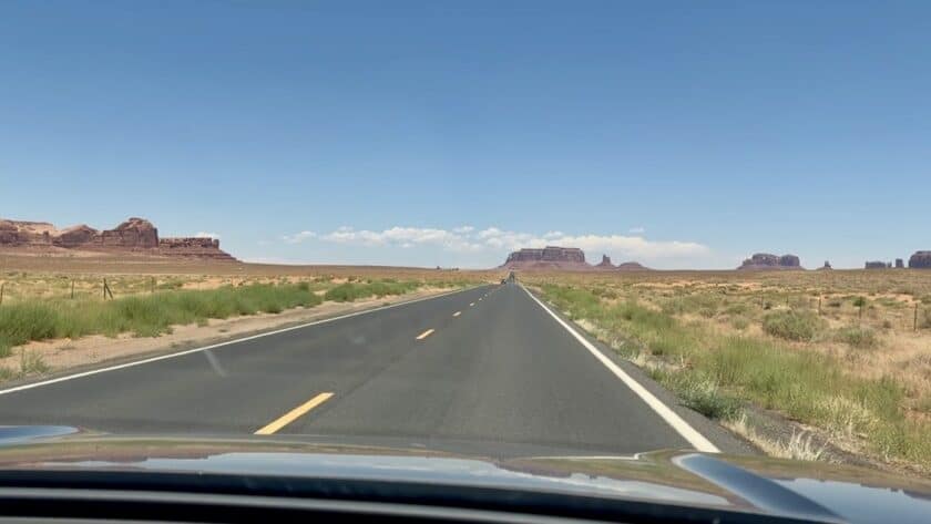 Auto-huren-in-Amerika-auto-op-de-weg-richting-Monument-Valley