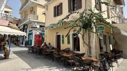 Parga straatje met restaurant