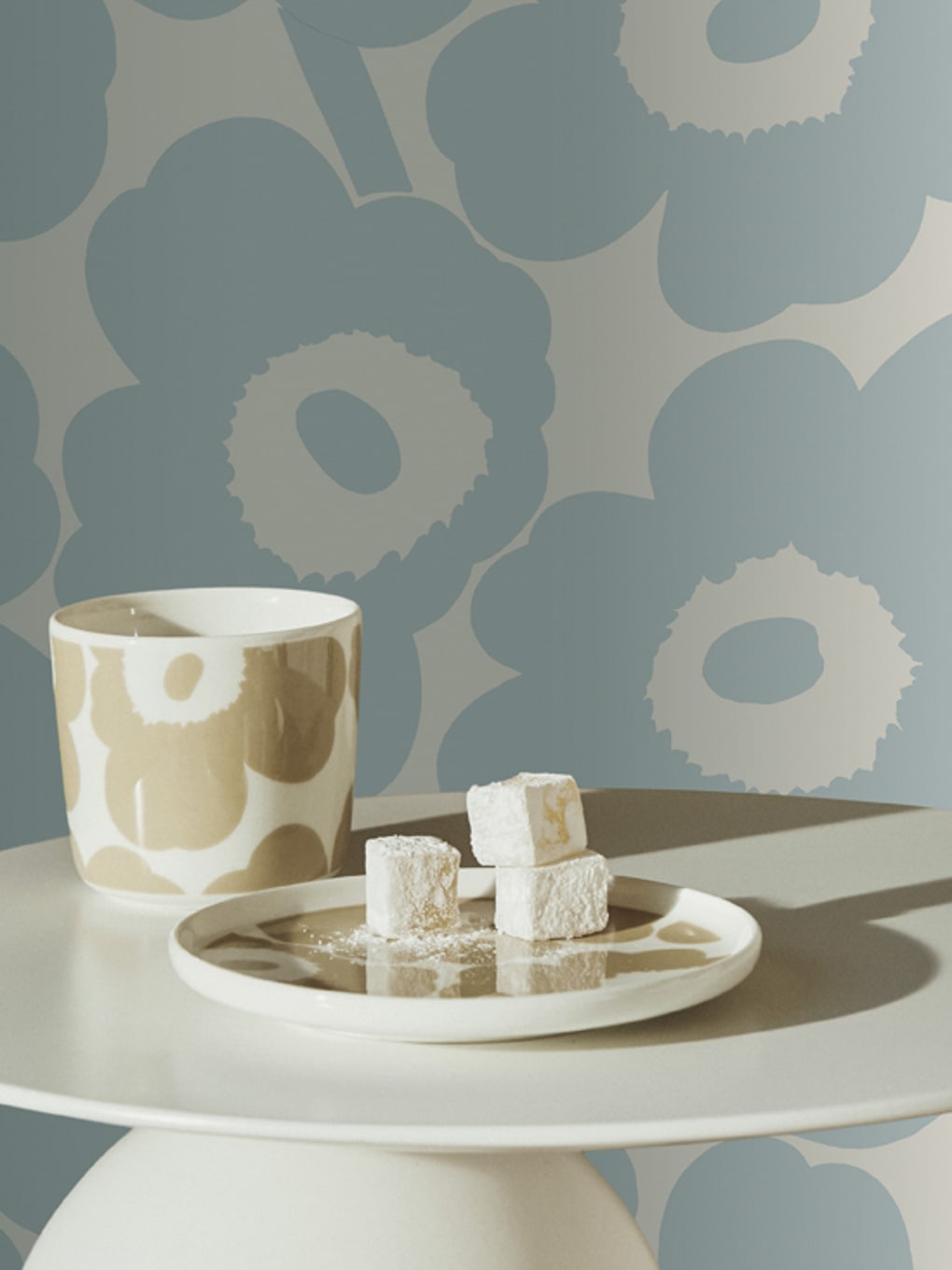 Ceramic mug with a beige floral pattern, sugar cubes on a matching plate, stylish home decor from Ni.