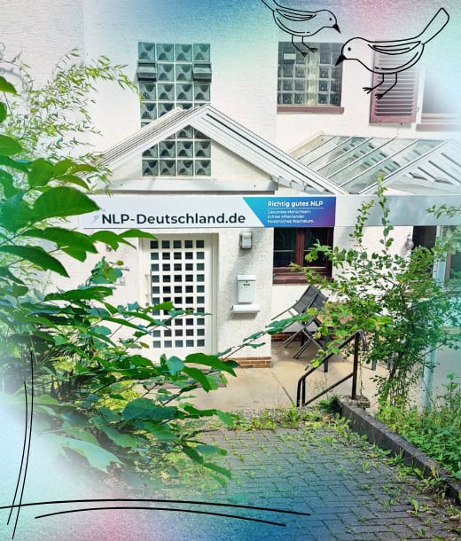 Eingang zu einem weißen Gebäude mit einem Schild mit der Aufschrift NLP-Deutschland.de über der Tür, umgeben von Grünpflanzen; dekorative Linien und Vogelillustrationen überlagern das Bild.