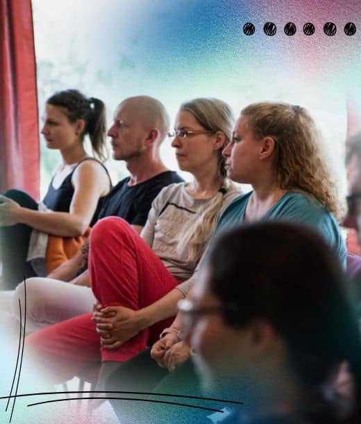 Vier Erwachsene sitzen eng beieinander und schauen aufmerksam nach vorne. Das Foto hat künstlerische Überlagerungen mit Linien und Punkten, die dem Bild hinzugefügt wurden.