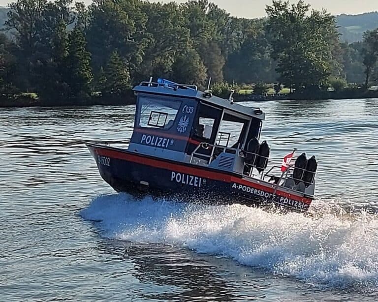 oeswag polizeieinsatzboot posersdorf fahrt