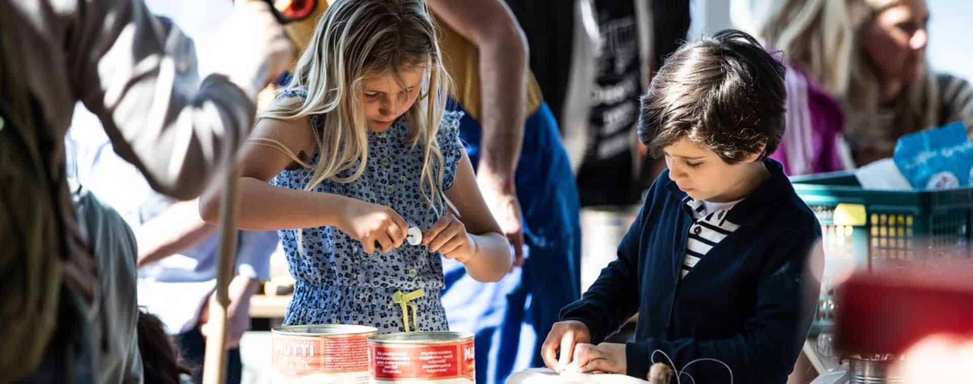 Kinderen genieten van activiteiten tijdens het evenement in Wenum Wiesel.