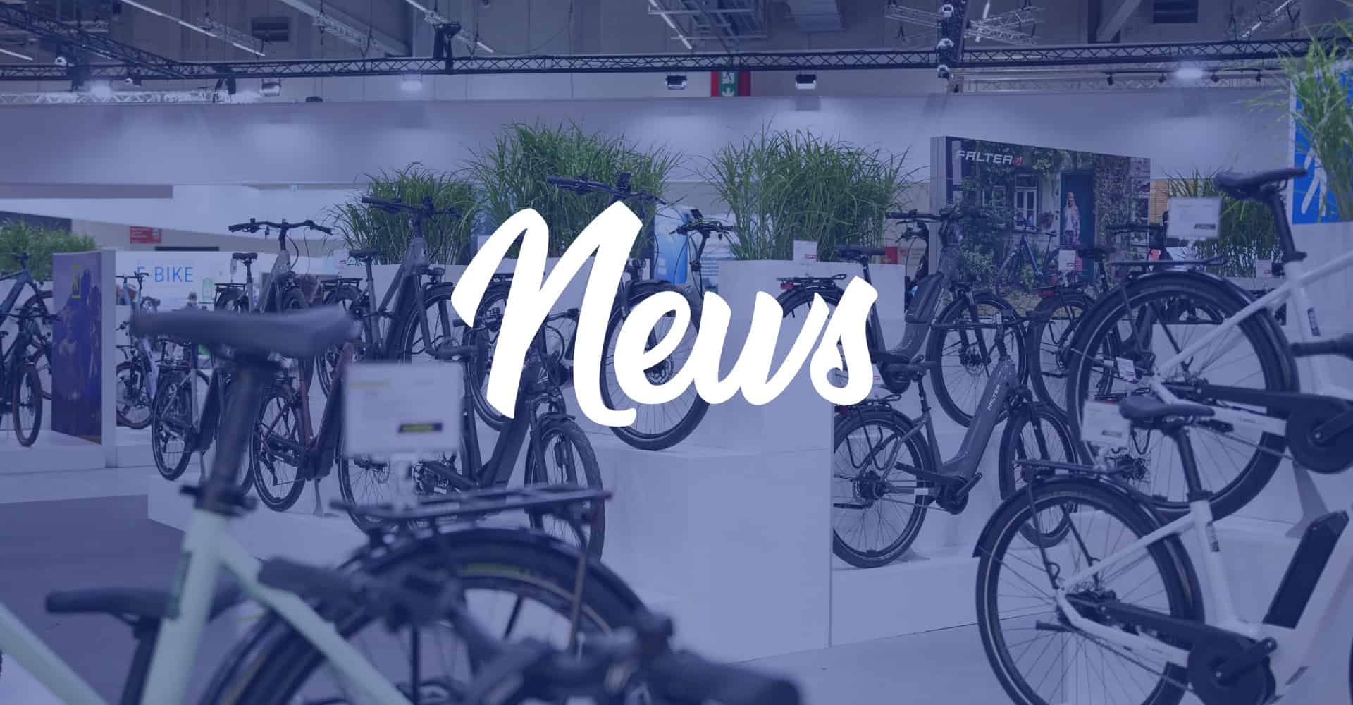 Moderne Fahrräder auf einer Fahrradmesse präsentiert.