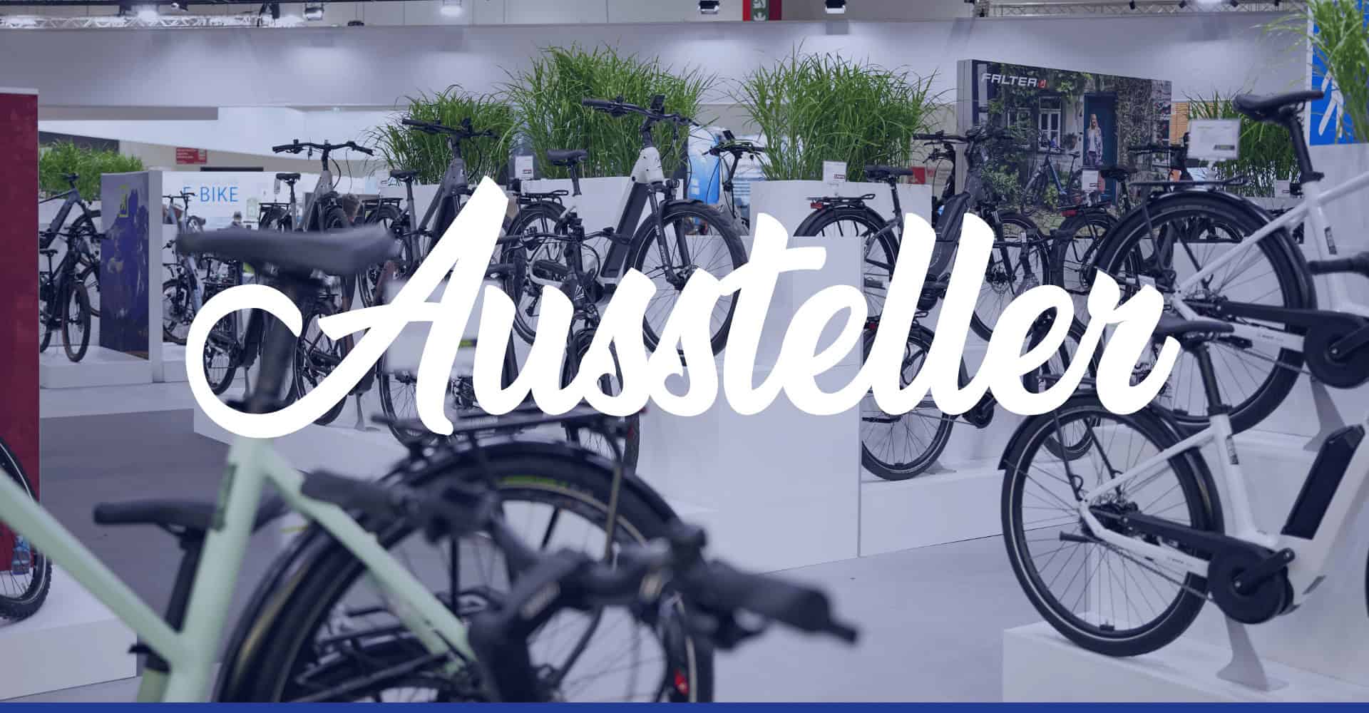 Fahrräder auf der Aussteller2025 Fahrradmesse in einer Messehalle.