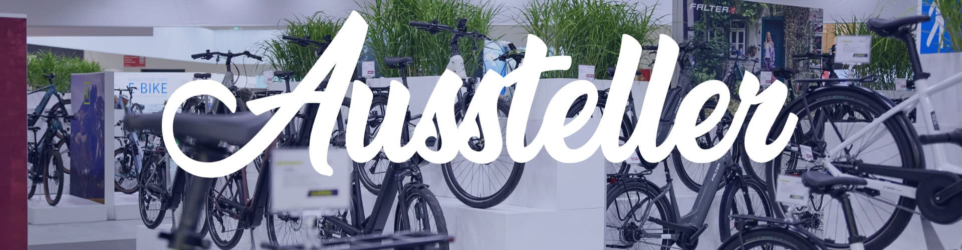 Fahrradmesse mit verschiedenen Fahrrädern und Ausstellern.