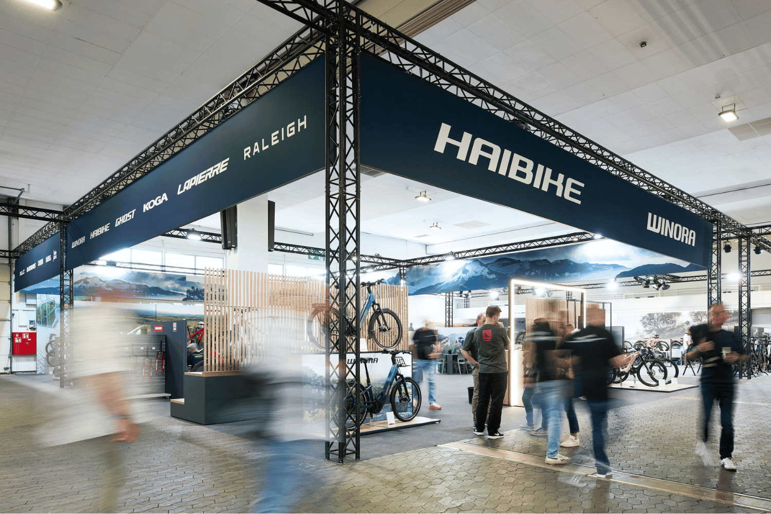 Hintergrund des Fahrrad- und E-Bike-Standes bei der Fahrradmesse.