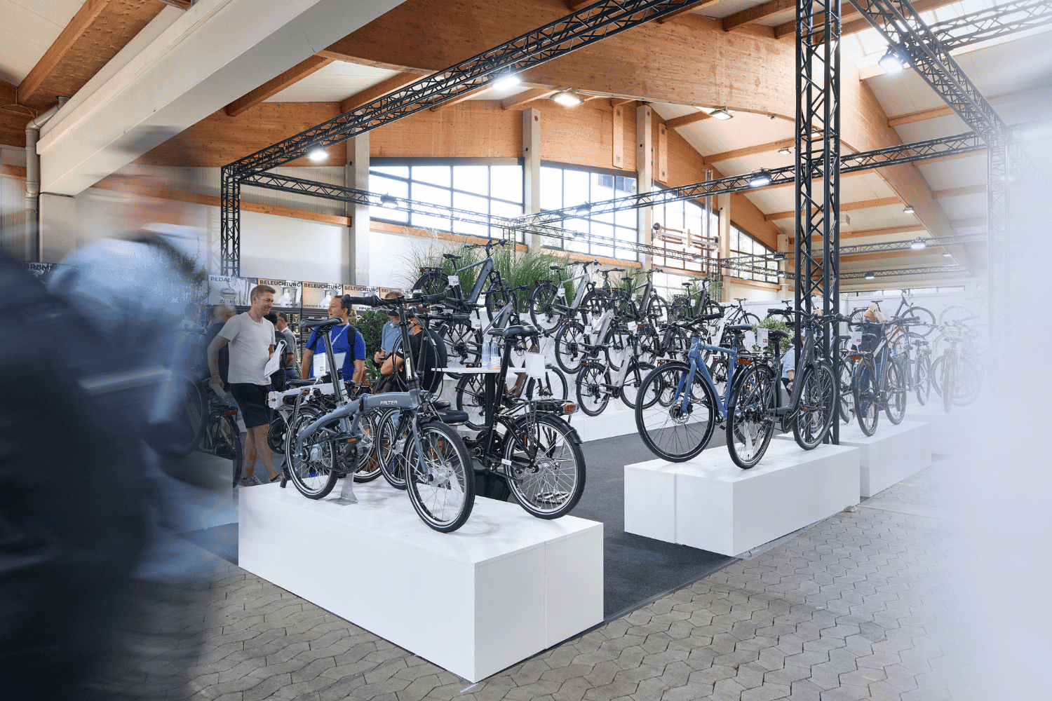 Fahrradmesse mit zahlreichen ausgestellten Fahrrädern und Besuchern.