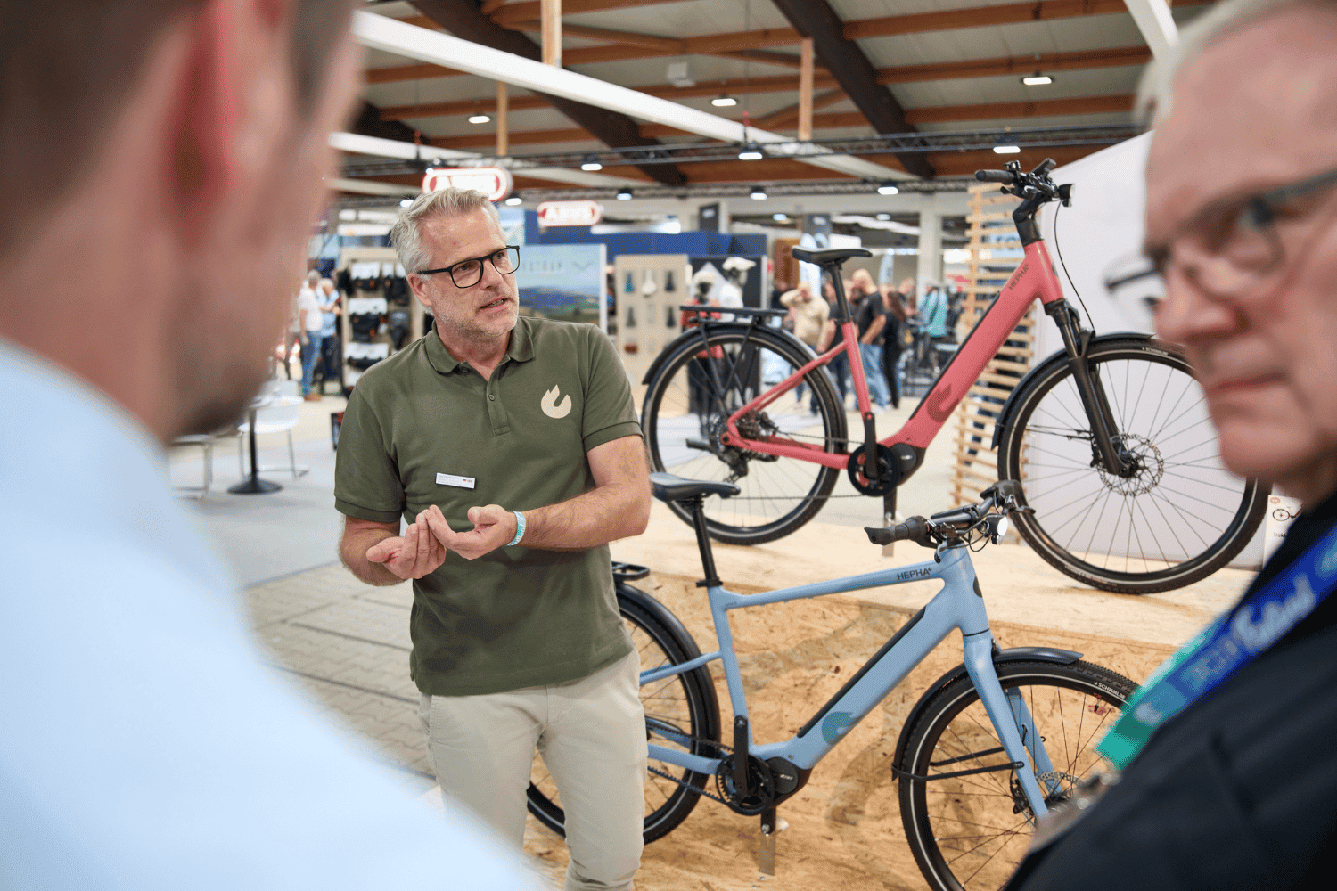 Verkäufer erklärt E-Bike im Fahrradgeschäft bei Throwback 2025.