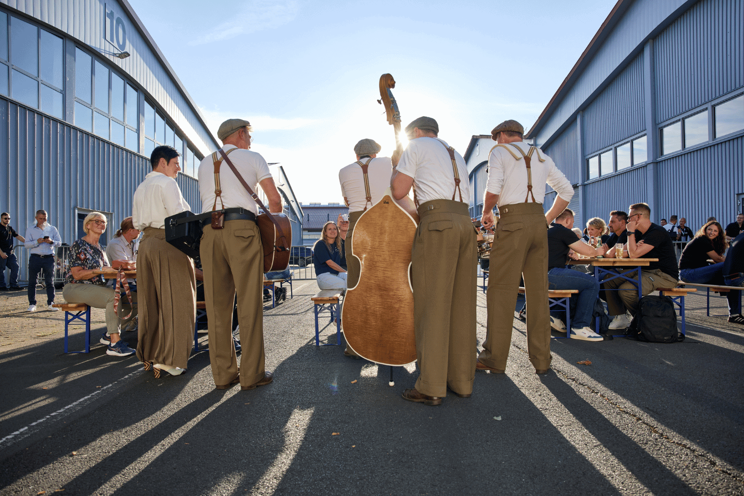 Jazzband spielt live bei einem Open-Air-Festival im Industriegebiet.