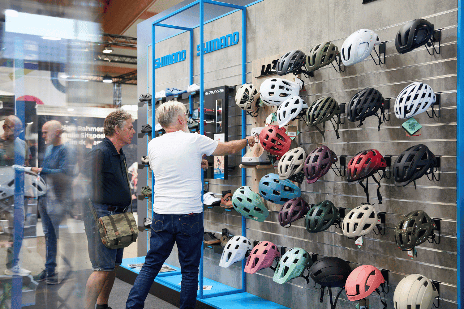 Verschiedene Fahrradhelme auf einer Messe ausgestellt.