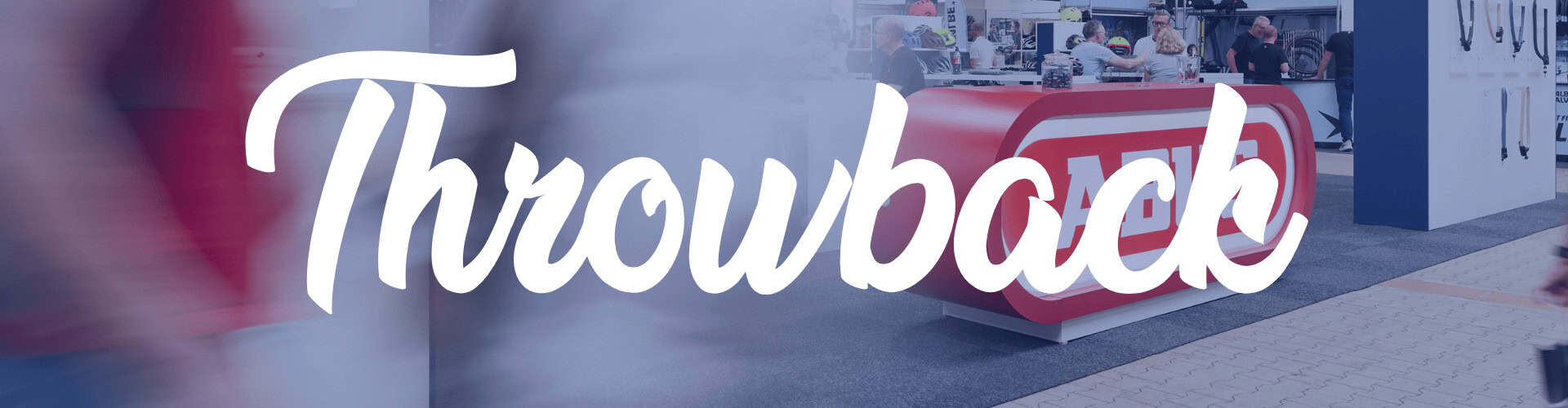 Retro-Design mit dem Wort 'Throwback' auf einer Messeveranstaltung.