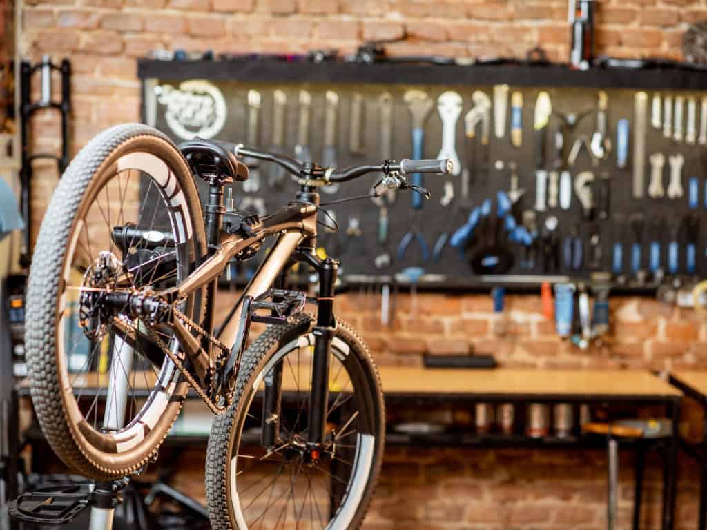 Fahrrad in Werkstatt bei Oskar Weber Mountainbike in Werkstatt mit Werkzeugen im Hintergrund.