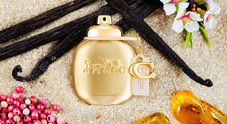 this radiant parfum, enlivened by a sparkling pink pepper, combines the sensuality of the vanilla notes with a comforting almond blossom accord, leaving an engaging golden amber trail