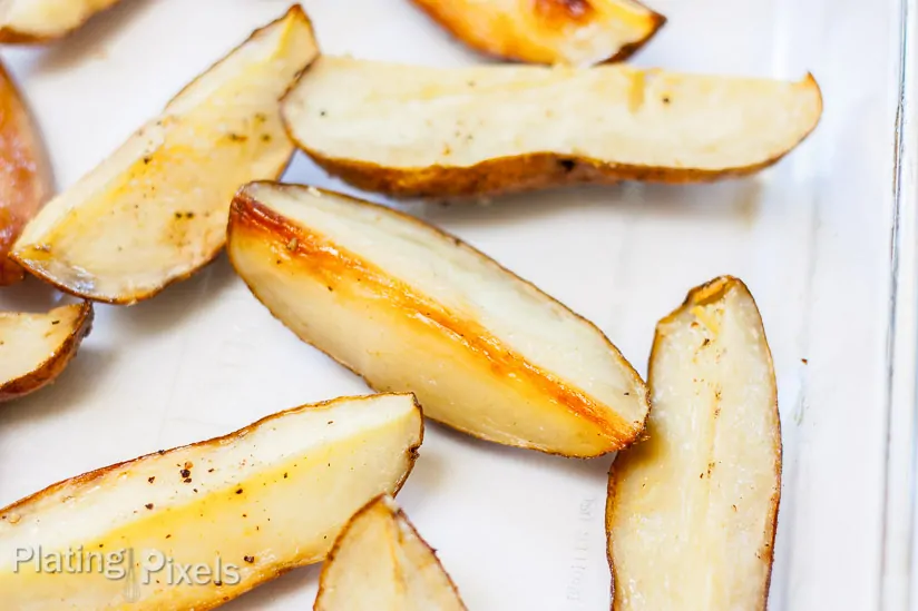 How to Bake Potato Wedges - Crispy Roasted Potato Wedges - www.platingpixels.com