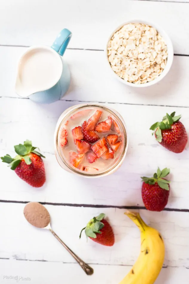 Chocolate Strawberry Overnight Oats recipe - www.platingpixels.com