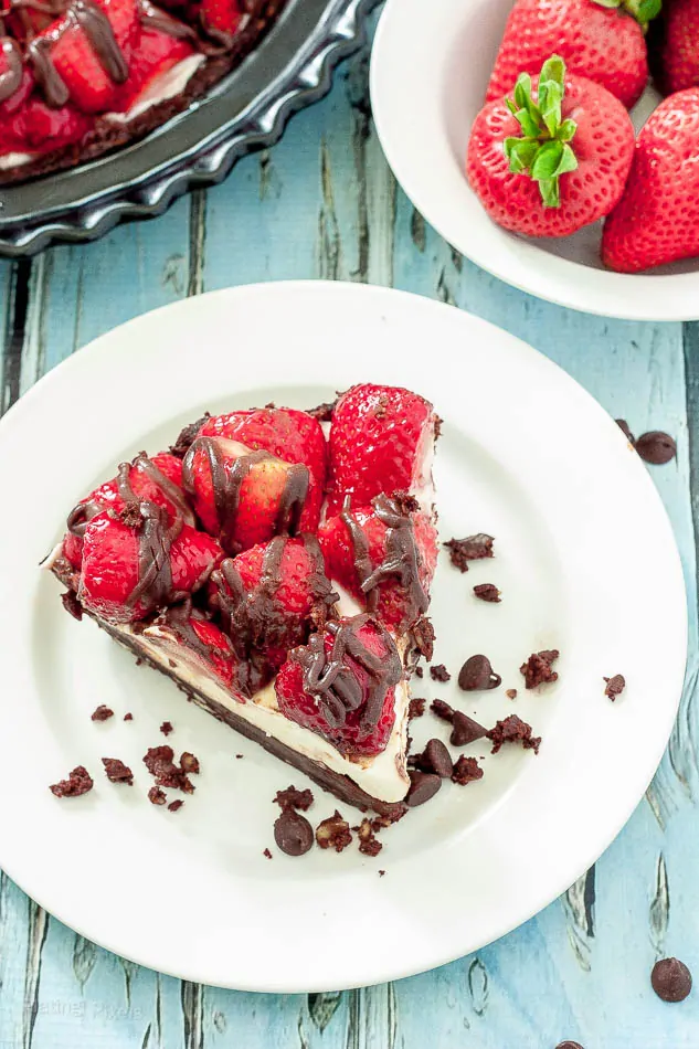 Strawberry Hazelnut No Bake Cheesecake recipe - www.platingpixels.com