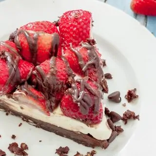 Strawberry Hazelnut No Bake Cheesecake recipe - www.platingpixels.com