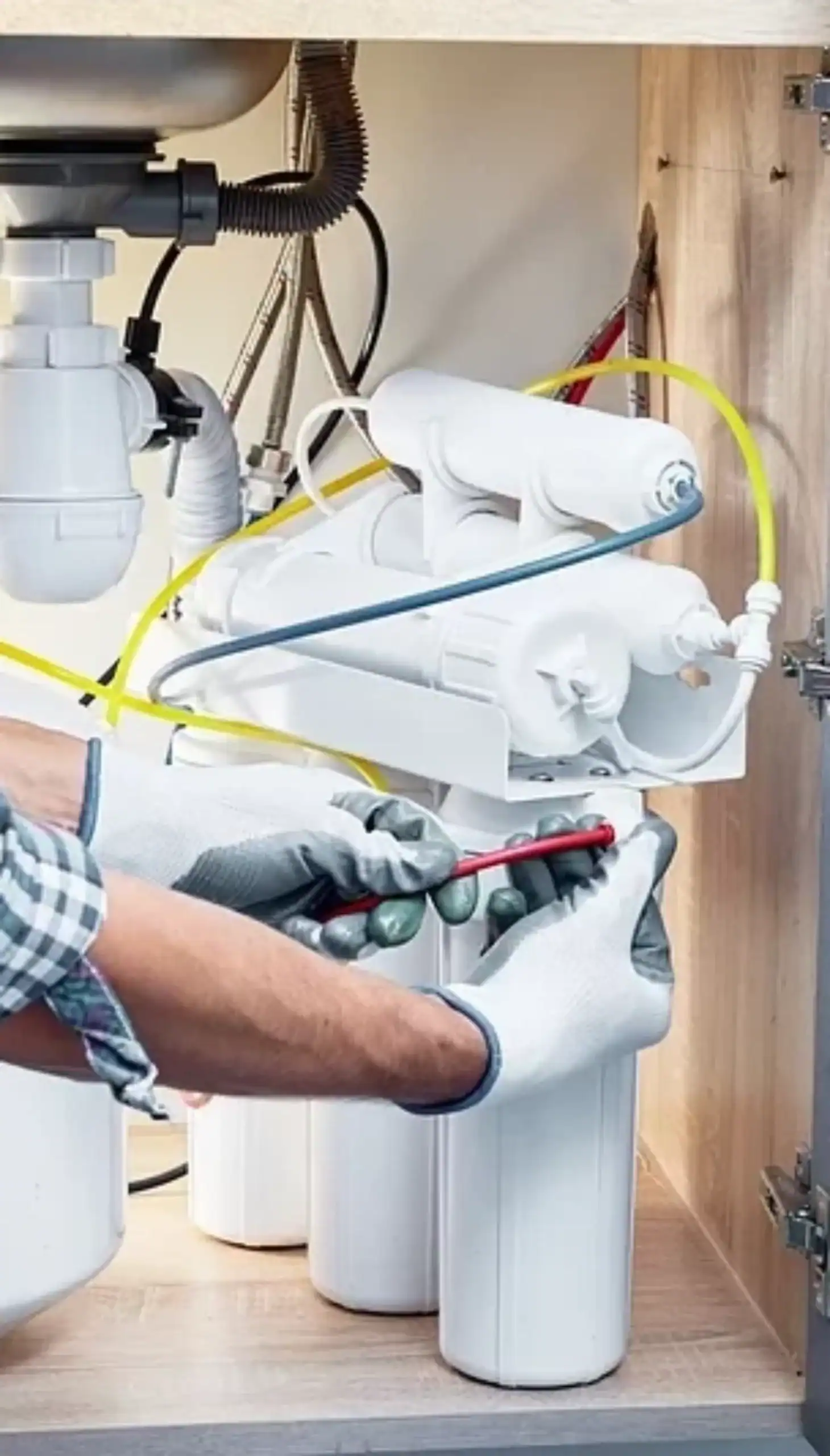 Plumber-Cleaning-a-Plumbing-Tools