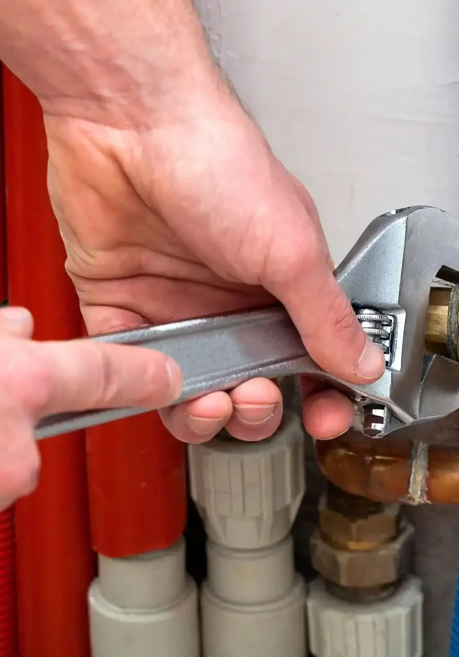 Plumber-Fixing-a-Pipe-With-a-Plumbing-Tool