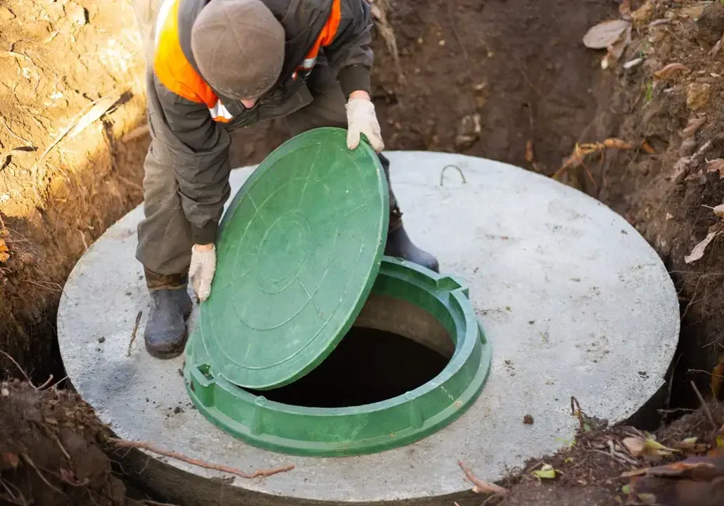 Plumber-Opening-a-Septic-Tank