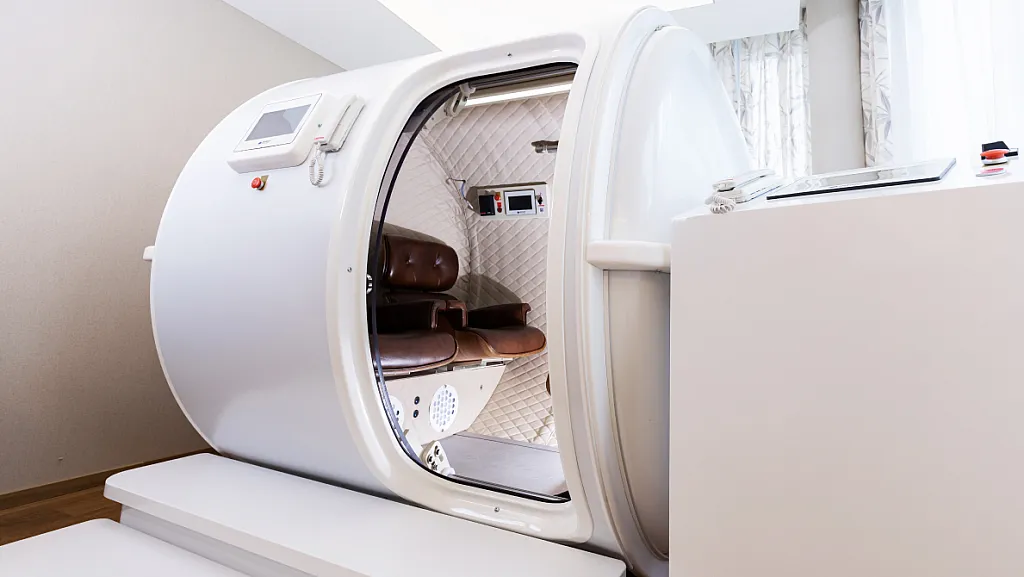 Luxury wellness retreats 2025 hyperbaric oxygen therapy chamber for advanced cellular regeneration and healing